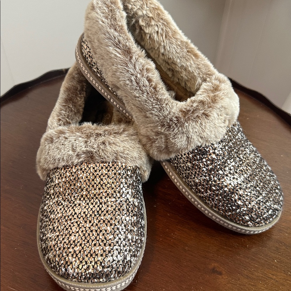 EUC Skechers Women's Too Cozy Glittery Fur Slippers